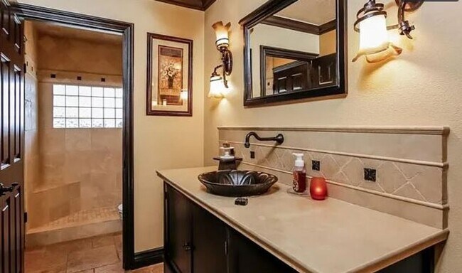 Building Photo - Spacious 5-Bedroom Home for Rent in Prime ...