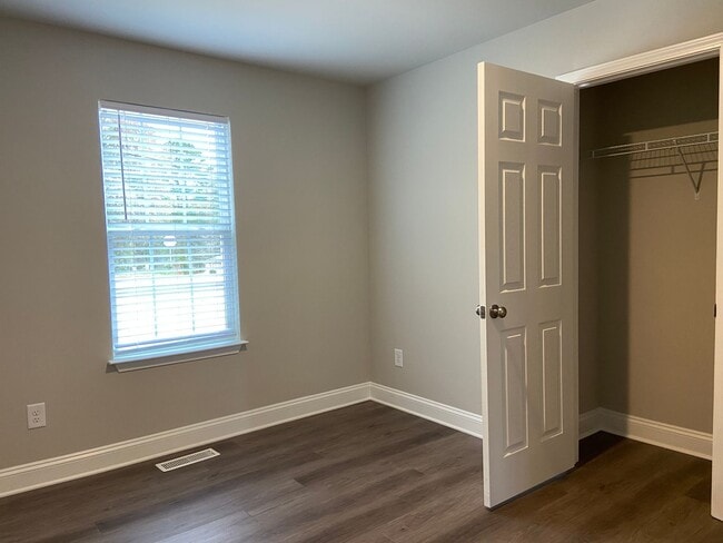 Building Photo - 3 Bedroom, 2 Bathroom Apartment in Winston...