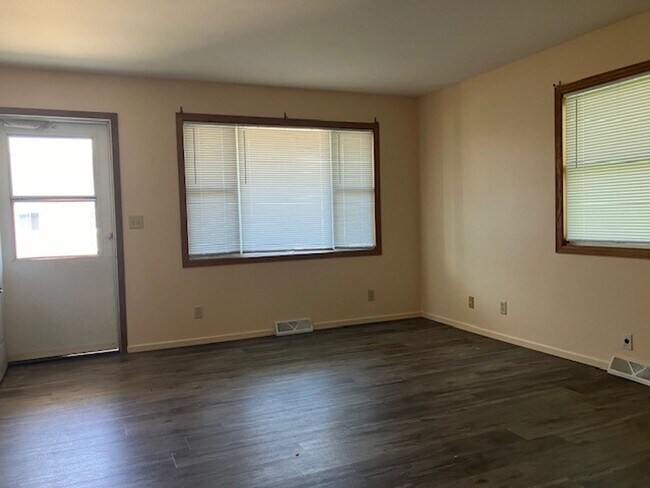 Building Photo - Kenosha Properties