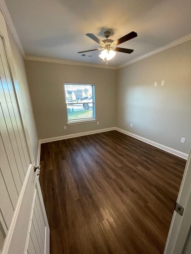 Building Photo - Beautifully Maintained New Build in Midway...