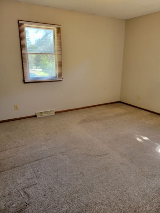 Building Photo - 2 Bedroom Duplex