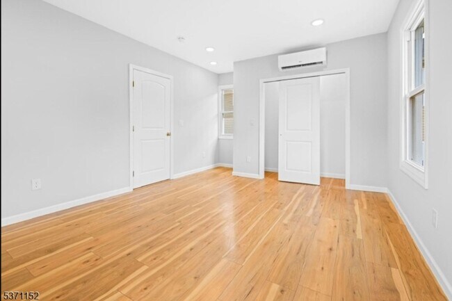 Building Photo - Charming 4BR  in Newark