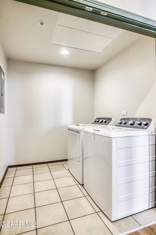 Building Photo - 312 E Overland Ave