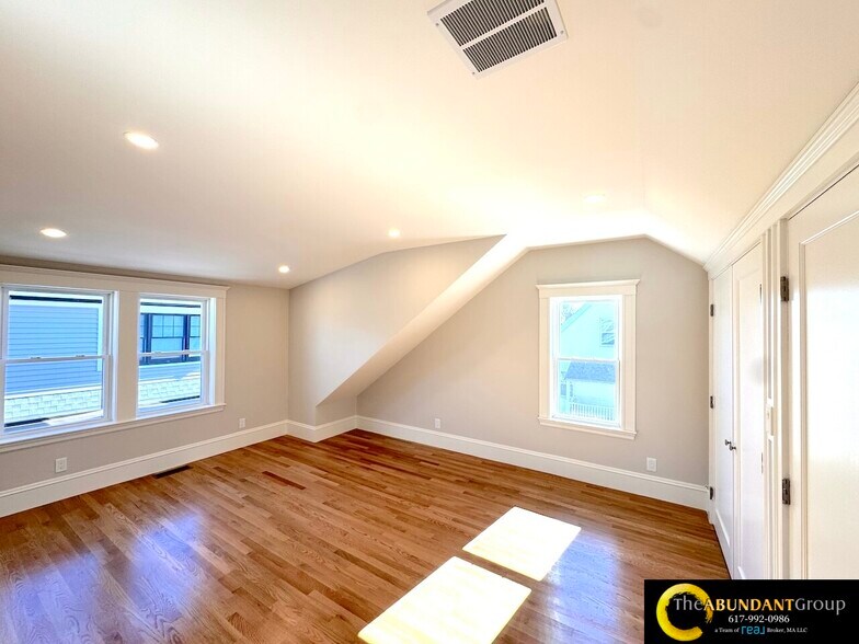 Building Photo - 14 White St