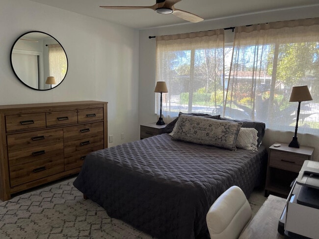 Building Photo - 556 SE 15th Ave