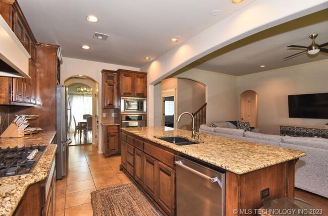 Building Photo - Room for the whole family in this 5 bedroo...