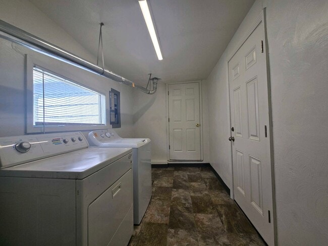 Building Photo - Cozy 2 Bed, 2 Bath Home with Parking Spaces and a Fenced Backyard!