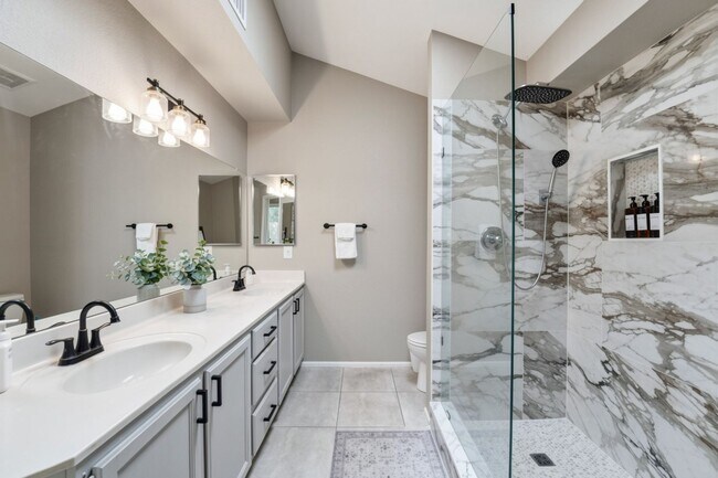 Building Photo - Move-in-ready home available furnished or unfurnished to suit your lifestyle!!