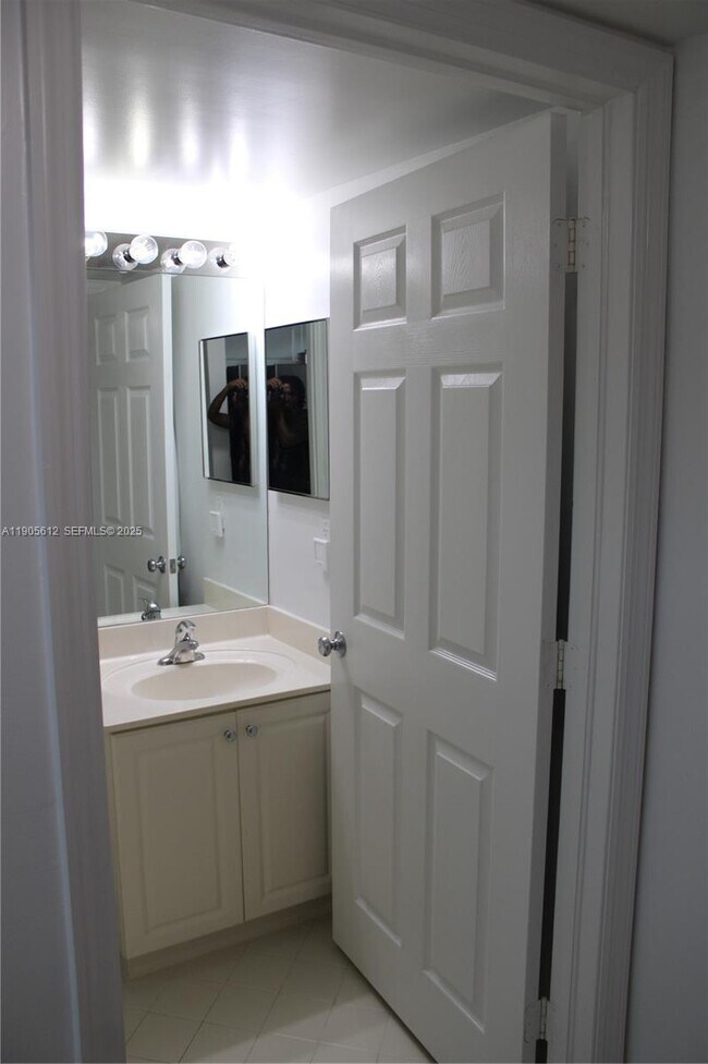 Building Photo - 519 E Sheridan St