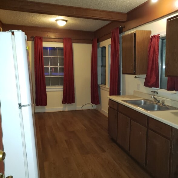 Building Photo - 114 W 7th St