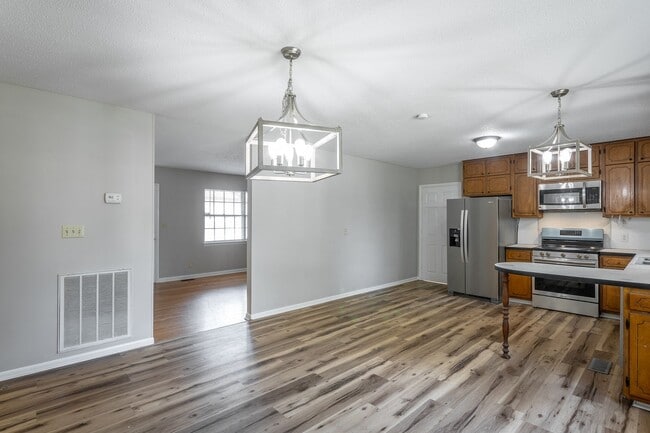 Building Photo - 3 Bedroom Home Close to All