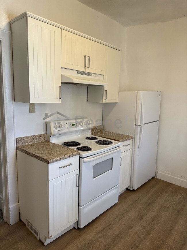 Building Photo - 128 E Truman Ave