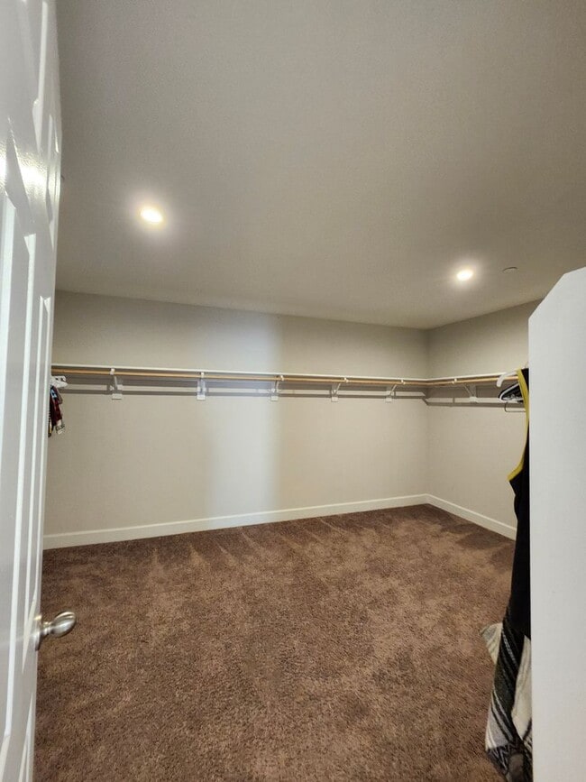 Building Photo - Beautiful Plumas Lake home on a large lot with SOLAR