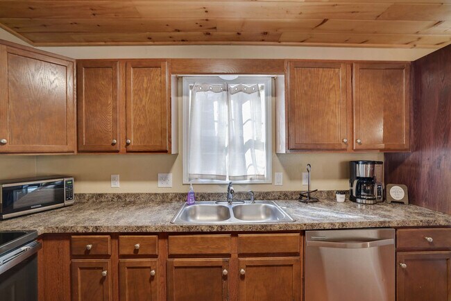 Building Photo - 255 Hillary Dr W