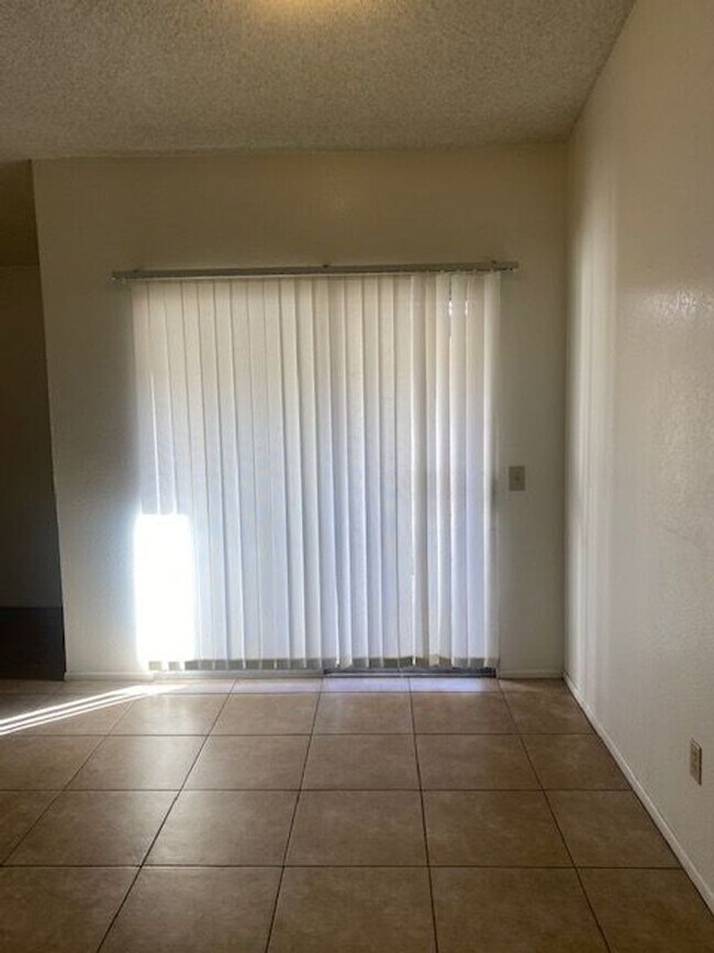 Building Photo - COMING SOON!! 3 BEDROOM / 2 BATHROOM Apartment in Cathedral City