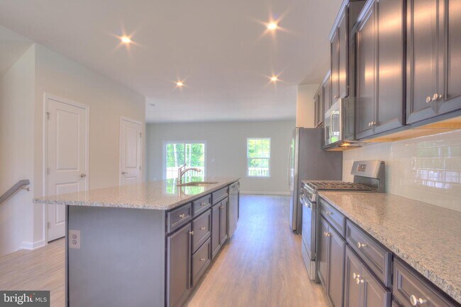 Building Photo - 2506 EMBER Ln