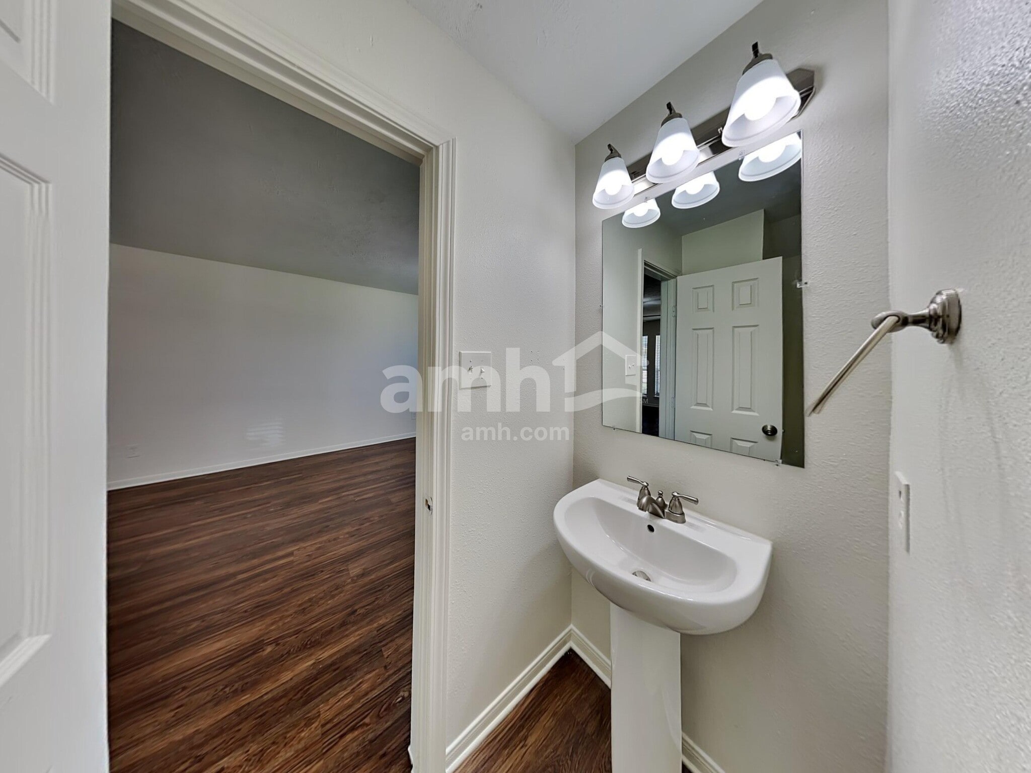 Building Photo - 16410 Tudor Point Ct