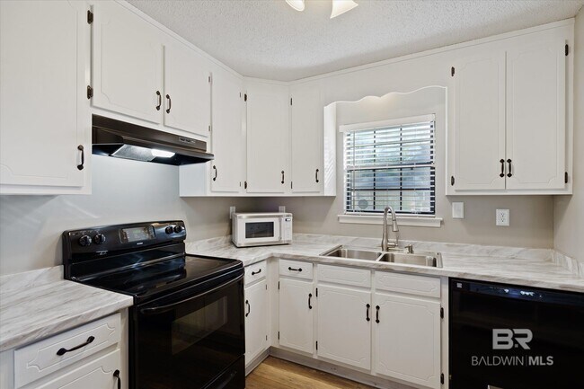 Building Photo - 10510 Gayfer Rd Ext