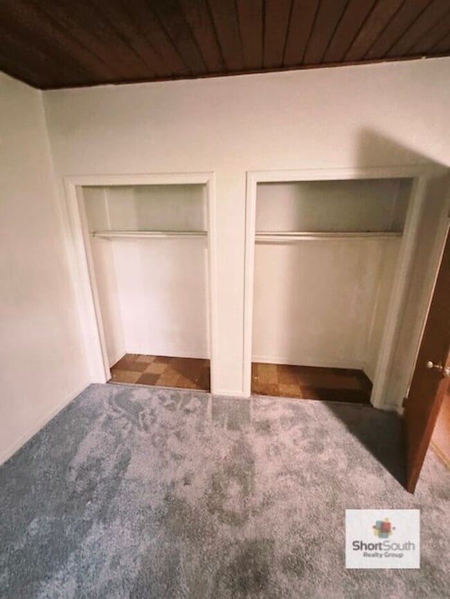 Building Photo - NE Side 2 bed 1 bath Townhouse