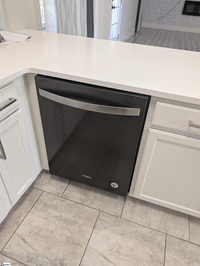 Building Photo - 154 S Lake Emory Dr