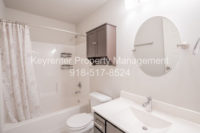 Building Photo - 4 bed/2 bath!