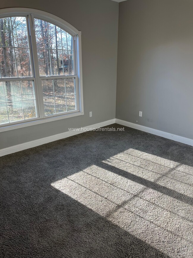 Building Photo - 305 S McVicker Dr
