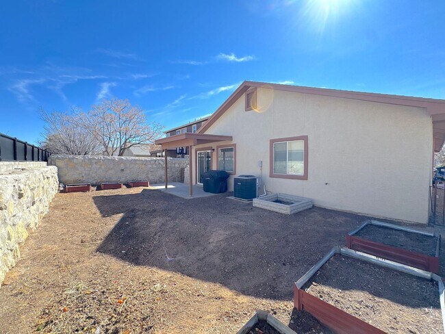 Building Photo - East El Paso 4 bed Refrig A/C close to Park!