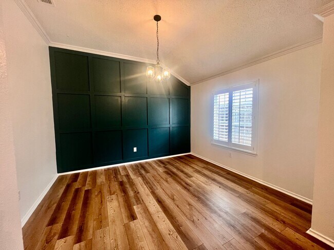 Building Photo - Lakewood Estates Beauty!