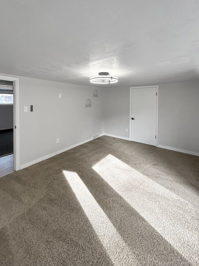 Building Photo - Welcome to this newly remodeled gem located in the heart of Collier, PA.