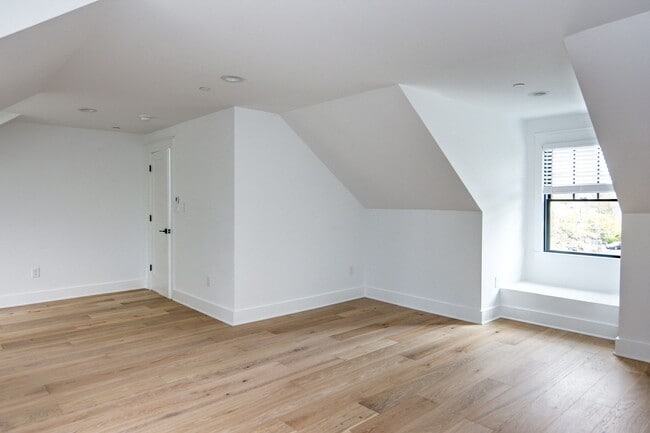 Building Photo - 20 E Redman Ave