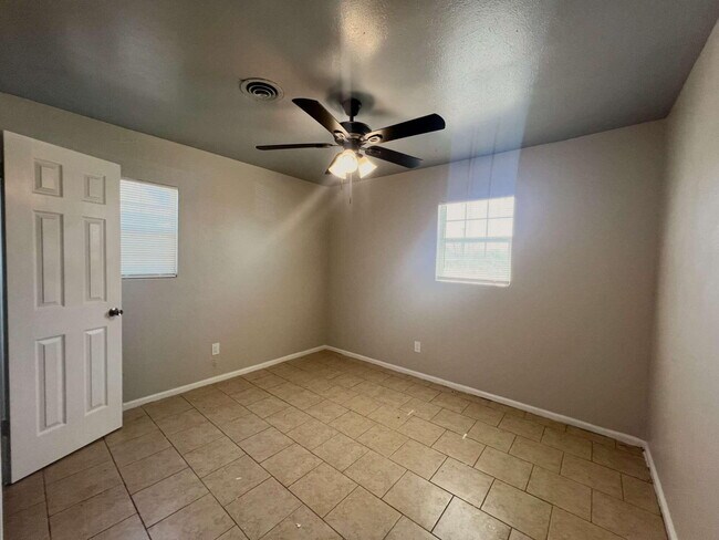 Building Photo - 1711 E 1st St