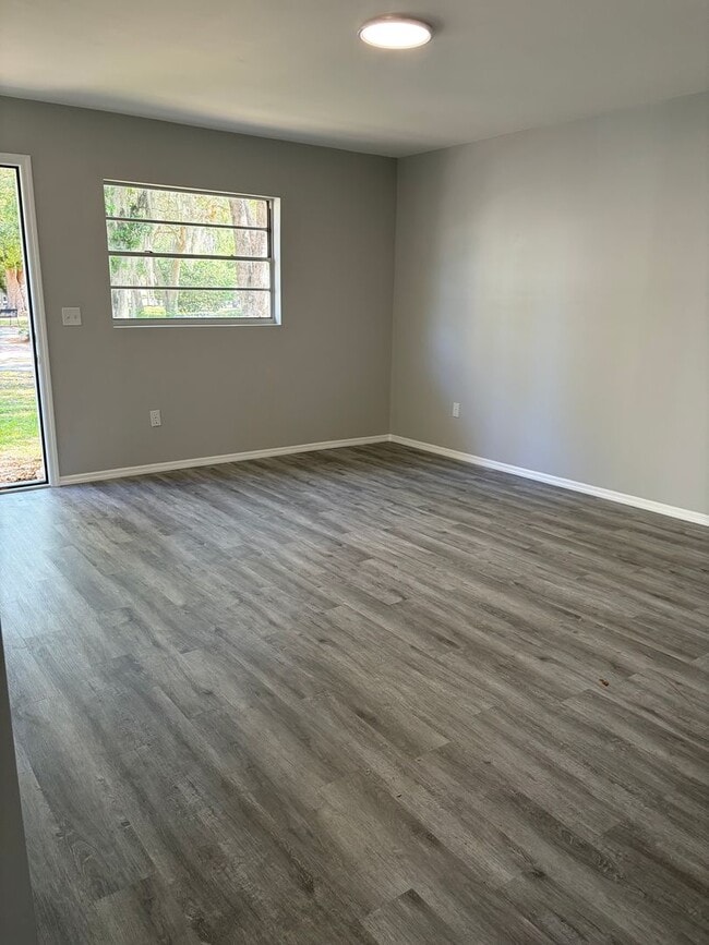 Building Photo - Newly Renovated 2 Bedroom Duplex in Maitland Available Now! Modern Finishes!