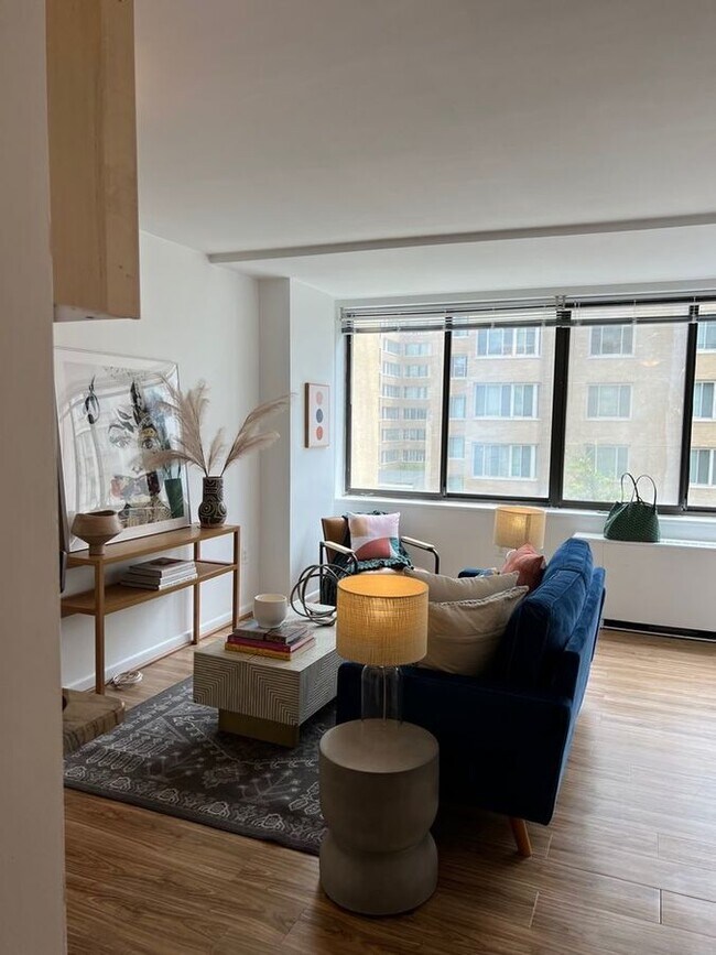 Building Photo - 522 21st St NW