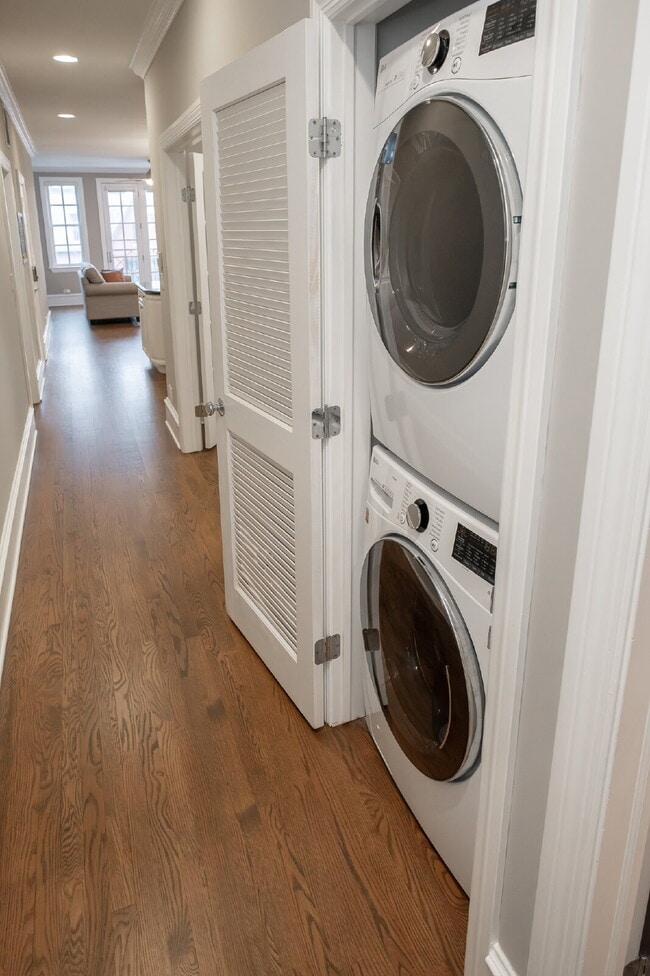 Building Photo - 3-Bed Urban Retreat with Fireplace & Granite Touches in Lincoln Park
