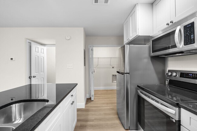 Building Photo - Crown Molding & Granite Kitchens********* Renovated 2 Bedroom 1.5 Bath********* Beautiful Townhom...