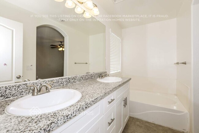 Building Photo - 1618 E Daniella Dr