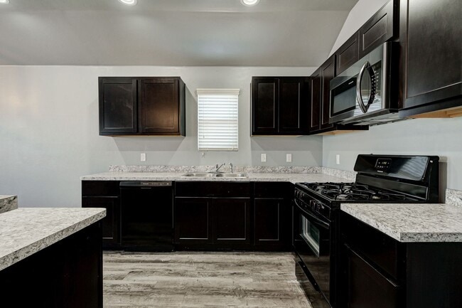 Building Photo - Gorgeous 4 Bed 2 Bath Home in Heart Of Mustang!!