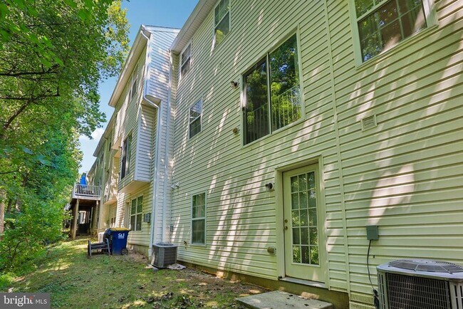Building Photo - 7721 Valley Oak Dr