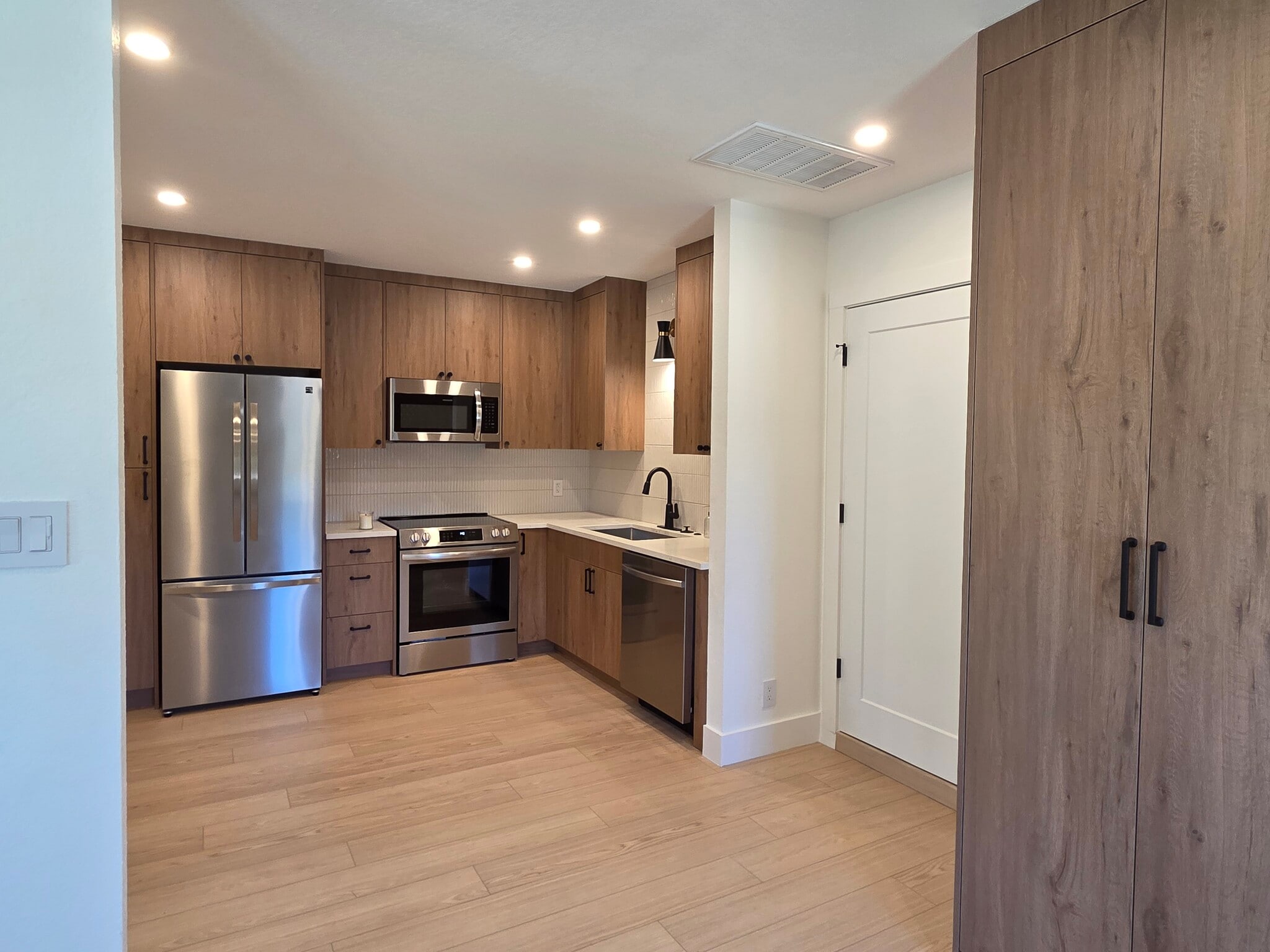 Full kitchen - 10717 Deer Canyon Rd