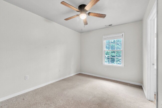 Building Photo - Beautifully Renovated Townhome (2BR/2.5BA)...