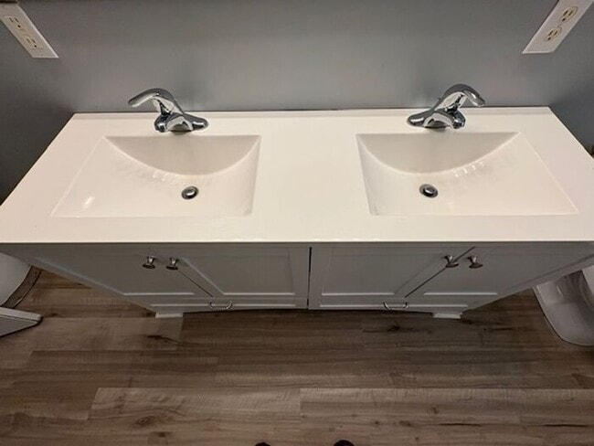 Building Photo - Recently Updated 3 Bedroom 1 Bath Home in ...