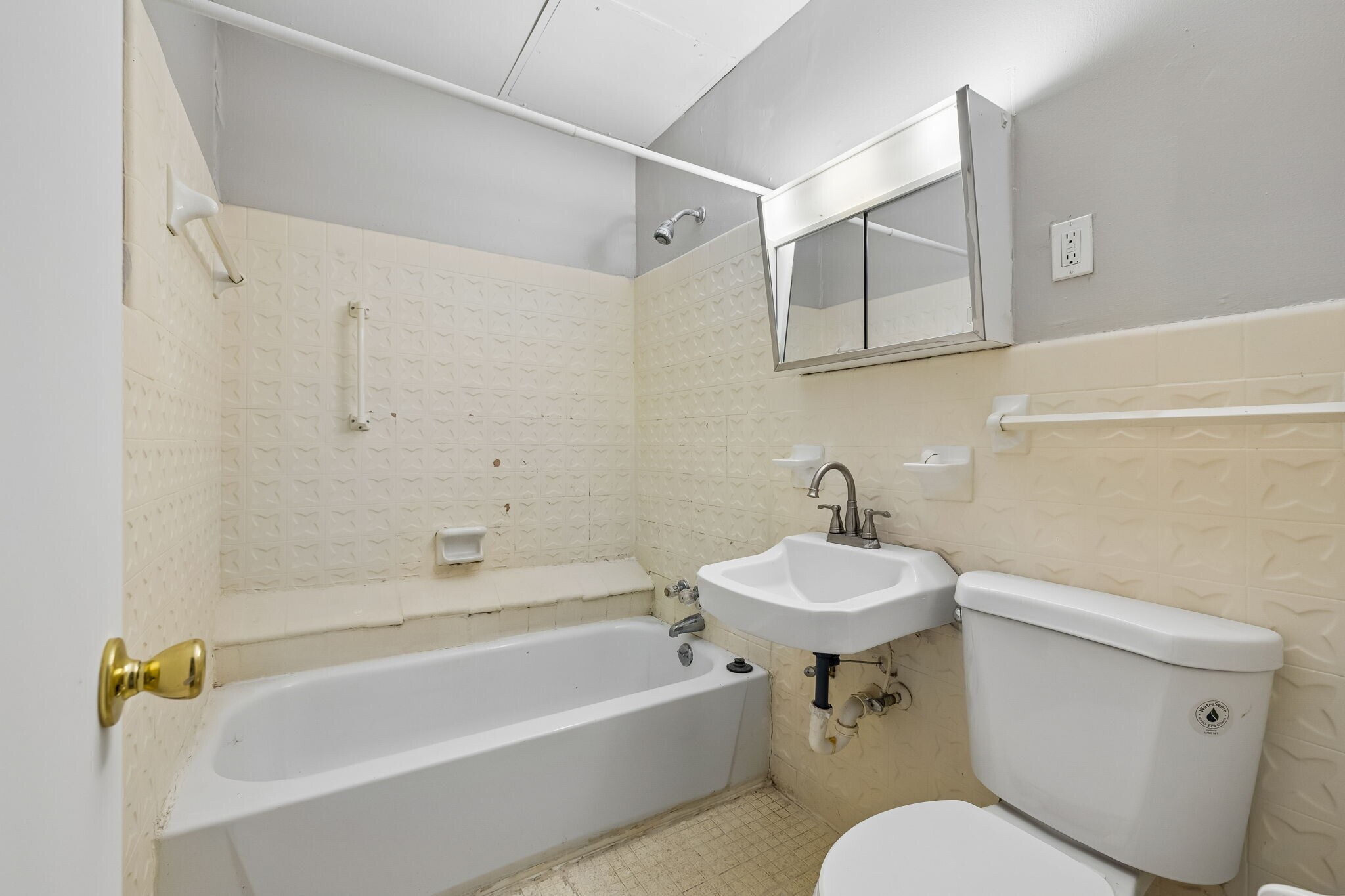 Building Photo - 550 Harding Plz