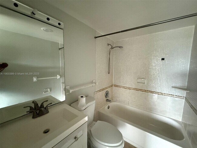 Building Photo - 4174 Inverrary Dr