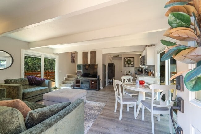 Building Photo - 2 BR w/ Loft