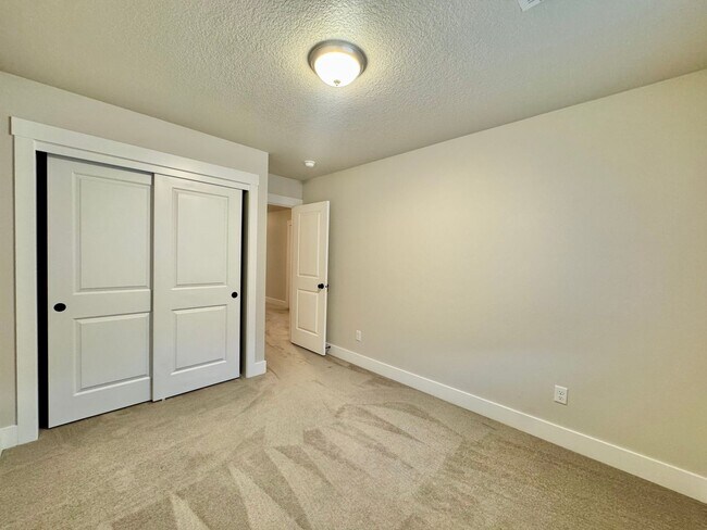 Building Photo - What Beauty! Live with serenity ~ Short distance to the heart of hazel Dell