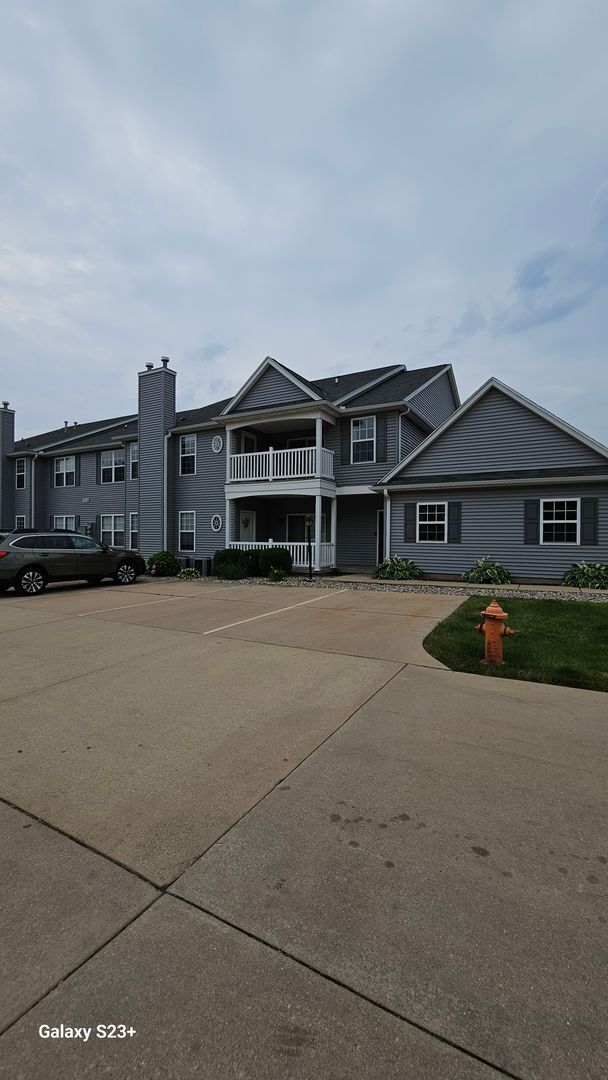 Building Photo - 3030 E Stillwater Landing