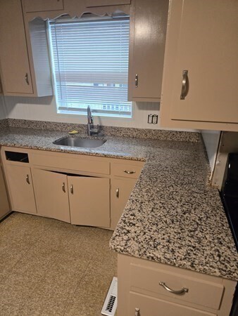 Building Photo - 160 Belmont St