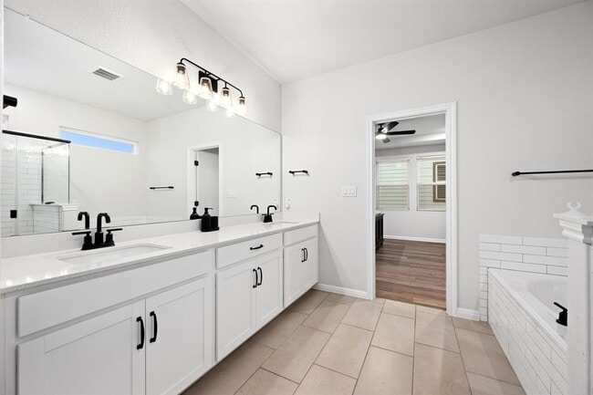 Building Photo - 236 Travis Ln