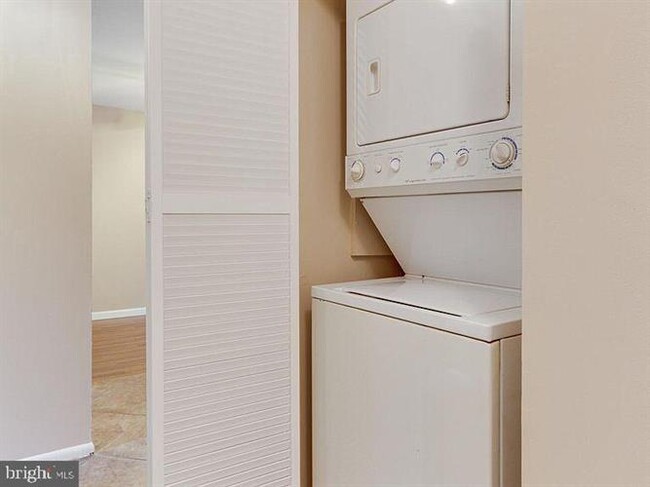 Building Photo - 2621 Glengyle Dr