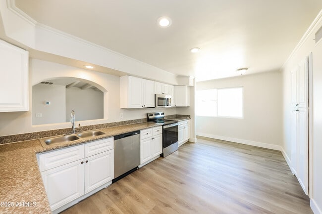 Building Photo - 4031 N 59th Dr